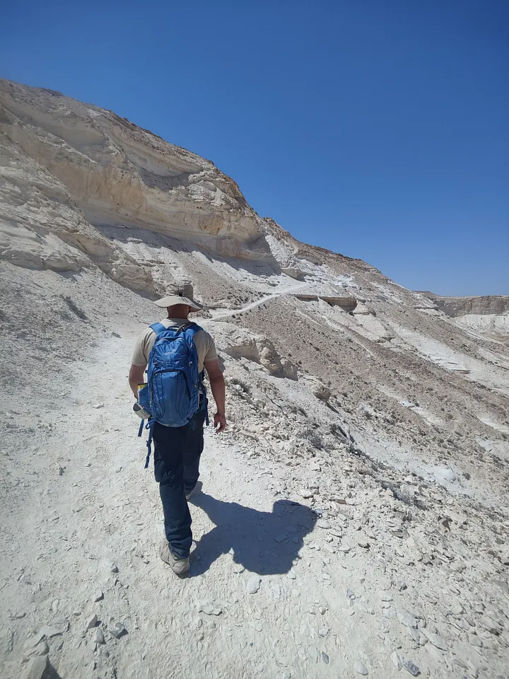 Walking towards Ma'ale Divshon